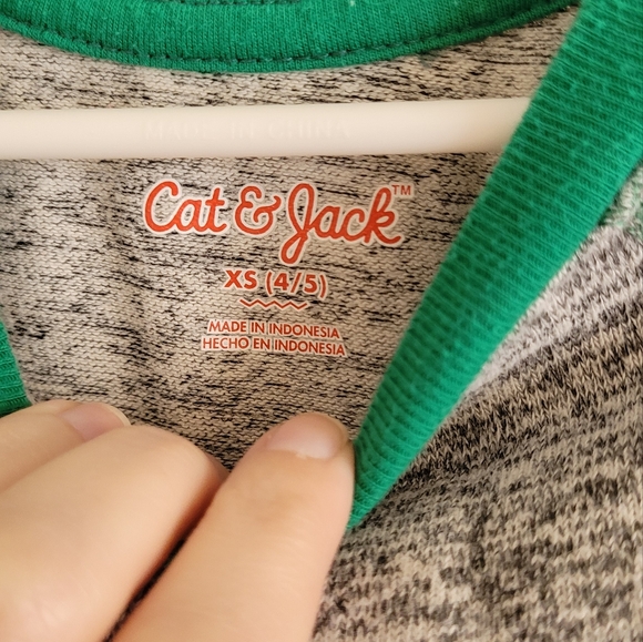 Boy's Cat & Jack gray and green long-sleeved tshirt. - Picture 2 of 2